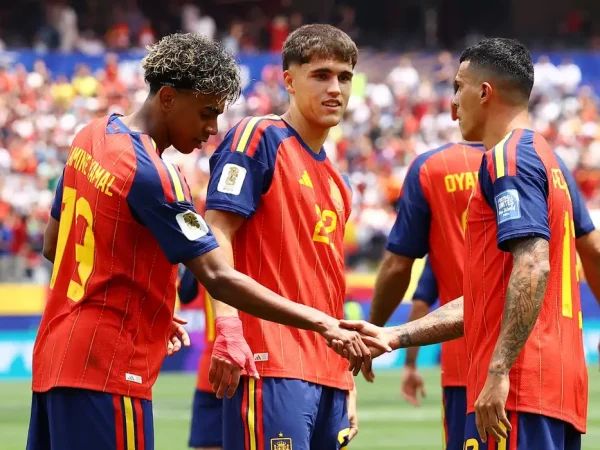 Soccer Football - FIFA World Cup 2026 - Round of 32 - Spain v Austria - Los Angeles Stadium, Inglewood, California, U.S. - July 2, 2026 Spain's Pedro Porro celebrates scoring their second goal with Lamine Yamal and Pau Cubarsi REUTERS/Lisi Niesner