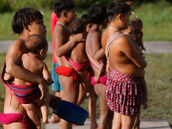 Surucucu (RR), 09/02/2023 - Mulheres e crianças yanomami em Surucucu, na Terra Indígena Yanomami.  Foto: Fernando Frazão/Agência Brasil