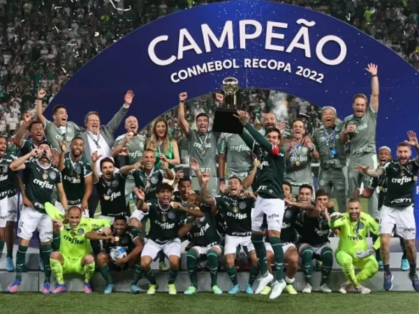 Zagueiro e capitão, Gustavo Gómez levanta a taça após o Palmeiras conquistar o título. — Foto: Cesar Greco/Palmeiras