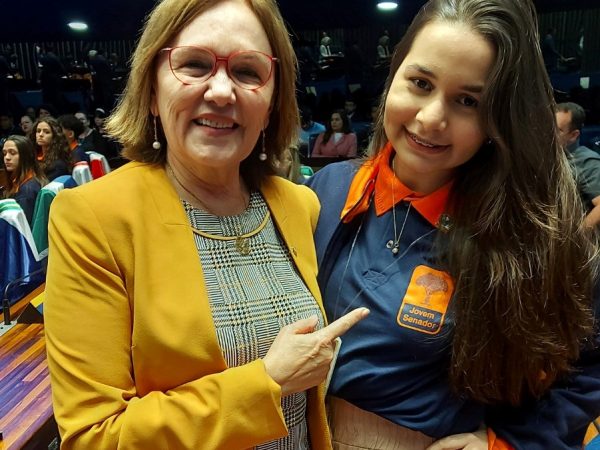Zenaide homenageou Caelis Eduarda Silvério, primeira colocada do RN no Programa Jovem Senador 2023. — Foto: Divulgação