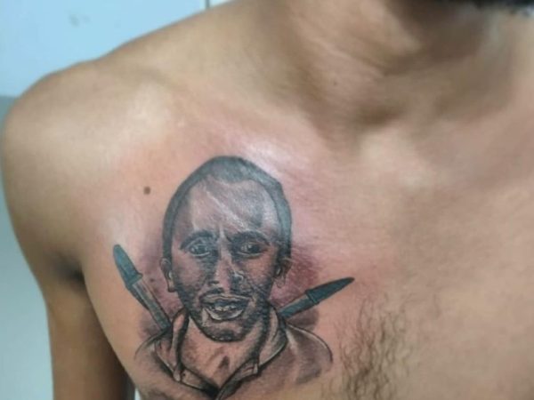 Joselito Júnior já tinha uma tatuagem, também feita pelo amigo, de outro meme da internet. Na coxa, ele carrega o desenho do “Negão do WhatsApp” — Foto: Reprodução.