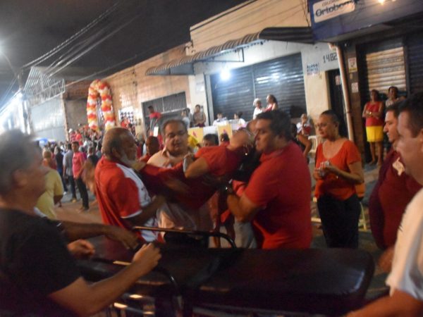 Prefeito acompanhou a mulher até a UPA da Cidade da Esperança que depois de medicada foi liberada — Foto: Divulgação