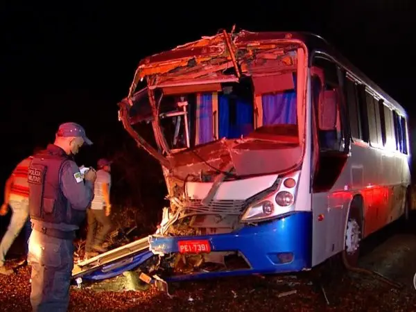Ônibus bateu em um caminhão na RN-011 — Foto: Reprodução Inter TV Cabugi