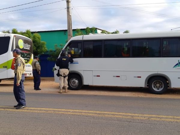 Ônibus, micro-ônibus e alternativos foram fiscalizados pela PRF, DER e PM na região metropolitana de Natal — Foto: PRF/Divulgação