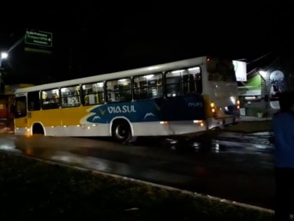 Com pista inundada, ônibus cai em cratera (Foto: Thiago César/Inter TV Cabugi)
